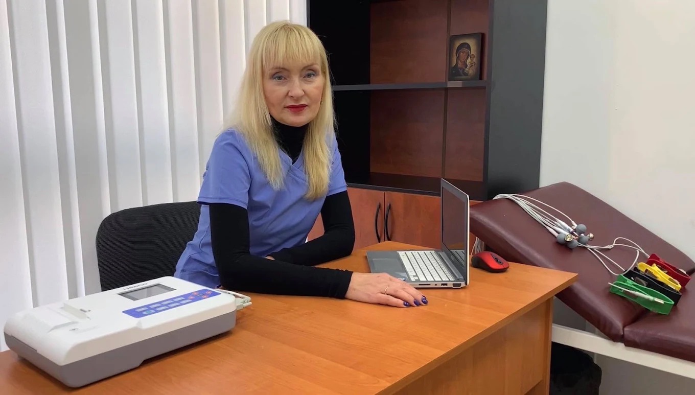 Ходсон-Томас Ірина Павлівна за робочим столом у кардіологічному кабінеті
