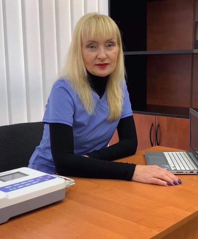 Ходсон-Томас Ірина Павлівна у кабінеті поруч з електрокардіографом